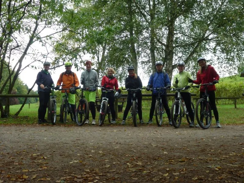 Kursgruppe auf Trail an der Bergstraße